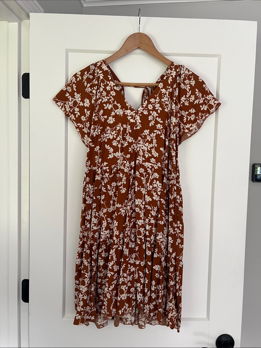 Old Navy Flutter Sleeve Tie Back Floral Midi Dress in Burnt Orange and White